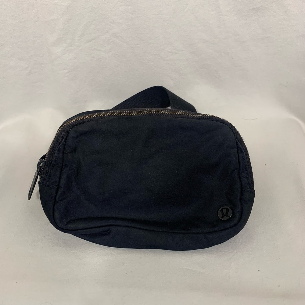 Lululemon Belt Bag in Black